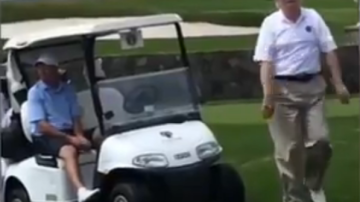 Trump descendió del carrito de golf para saludar a los novios.