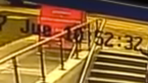 El auto en las escaleras. Captura de video.