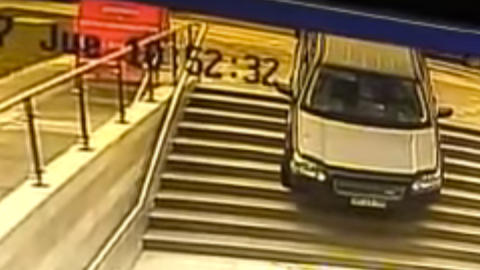 El auto en las escaleras. Captura de video.