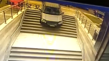 El auto en las escaleras. Captura de video.