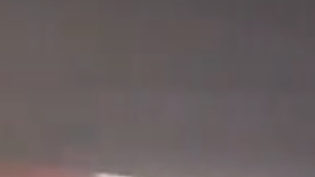 Arnold Schwarzenegger hace realidad el sueño de un adolescente enfermo y le enseña a conducir un tanque.