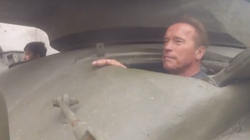 Arnold Schwarzenegger hace realidad el sueño de un adolescente enfermo y le enseña a conducir un tanque.
