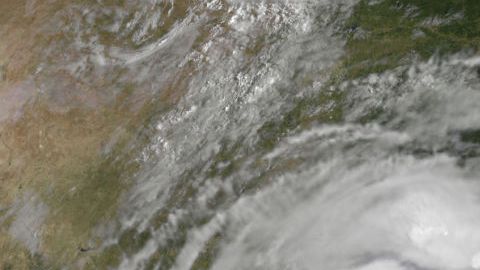 La captura satelital del huracán Harvey muestra el ojo de la tormenta cuando se aproxima a tierra a las 10:07 a.m.