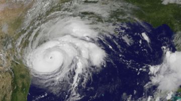 La captura satelital del huracán Harvey muestra el ojo de la tormenta cuando se aproxima a tierra a las 10:07 a.m.