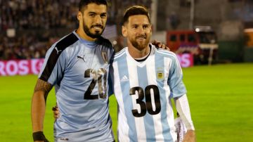 Messi y Suárez posaron en el Centenario para apoyar la candidatura de sus países para organizar el Mundial de 2030.