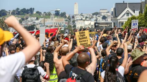 Cientos de manifestantes gritan no al fascismo en Alamo Square, SF