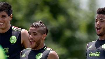 Jonathan dos Santos, Giovani dos Santos y Carlos Vela, durante un entrenamiento de la Selección Nacional de México.