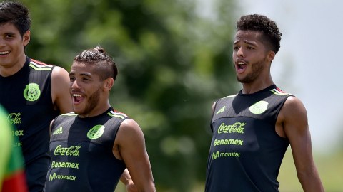 Jonathan dos Santos, Giovani dos Santos y Carlos Vela, durante un entrenamiento de la Selección Nacional de México.