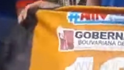 La camiseta del jugador venezolano Ender Peña mostrada a la televisión por sus compañeros de equipo.