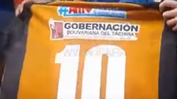 La camiseta del jugador venezolano Ender Peña mostrada a la televisión por sus compañeros de equipo.