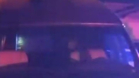 Vecinos se acercan a la orilla de la escena del crimen en Victorville.