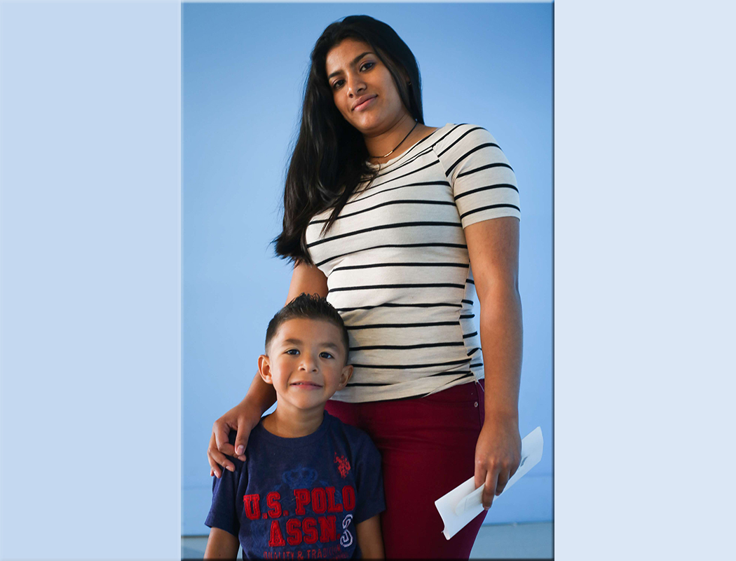 Diego y su madre, Wendy, huyeron de la violencia en Honduras en 2015. 