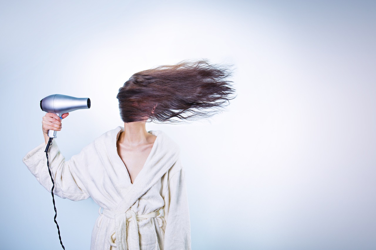 Por qué nunca debes utilizar el secador de pelo de un hotel - La Opinión