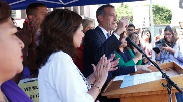 El alcalde Eric Garcetti y la supervisora Hilda Solís muestran su apoyo a los "Dreamers"
