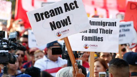 Manifestantes durante una protesta reciente a favor de DACA en Los Ángeles. (Aurelia Ventura/La Opinion)