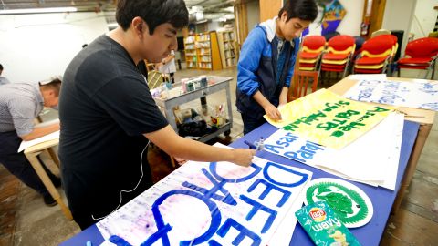 09/06/17 /LOS ANGELES/DACA recipient Zuriel Ventura helps paint and decorate posters for upcoming rallies in support of immigrant rights.  (Photo Aurelia Ventura/La Opinion)