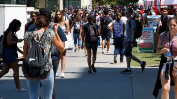 09/08/17 /LOS ANGELES/ College student walk to class (Photo Aurelia Ventura/La Opinion)