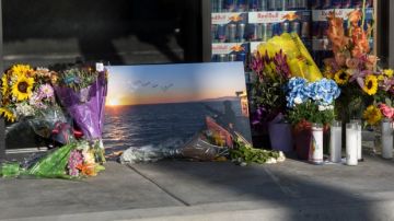 Varias personas han rendido homenaje a la víctima en Huntington Beach