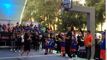 Devin Booker, de los Phoenix Suns, convivió con 39 niños en el Deportivo Moctezuma
