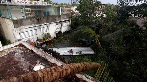 Destrozos en el barrio de Santurce tras el paso del huracán Irma, en Puerto Rico.