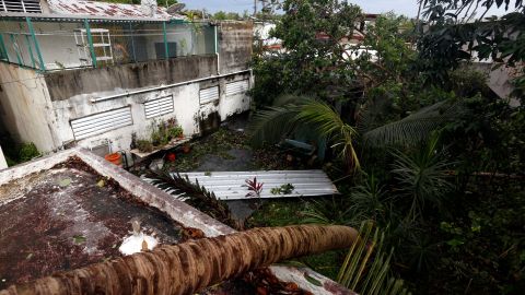 Destrozos en el barrio de Santurce tras el paso del huracán Irma, en Puerto Rico.