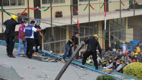 Rescatistas y voluntarios rescatan a las víctimas en el Colegio Enrique Rebsamen, el 19 de septiembre de 2017.