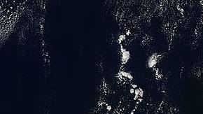 En la foto se ven grandes incendios en Oregon y el norte de California.