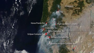 En la foto se ven grandes incendios en Oregon y el norte de California.