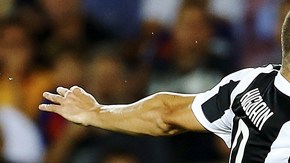 Gonzalo Higuaín, de la Juventus, disputa un balón con Gerard Piqué, del Barcelona