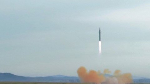 El líder norcoreano observa el lanzamiento de un misil nuclear.