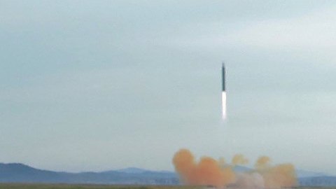 El líder norcoreano observa el lanzamiento de un misil nuclear.