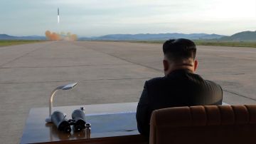 El líder norcoreano observa el lanzamiento de un misil nuclear.