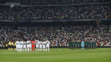 Real Madrid y Real Betis guardon un minuto de silencio en el Santiago Bernabéu