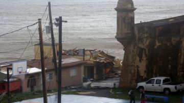 Autoridades reportan daños en edificios en San Juan.