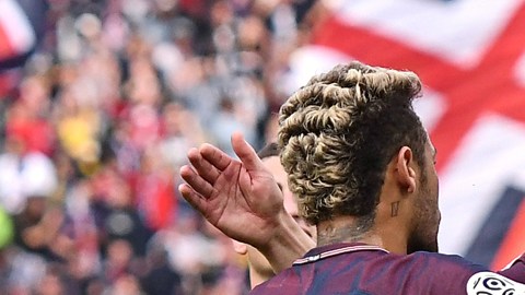 Neymar y Edinson Cavani se fundieron en un abrazo
