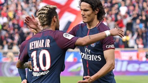 Neymar y Edinson Cavani se fundieron en un abrazo