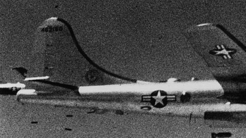 Un grupo de bombarderos estadounidenses arrojan bombas sobre Corea del Norte.Derechos de autor de la imagenKEYSTONE/GETTY
Image caption
Los bombarderos B-29 y B-52 se convirtieron en la pesadilla de la población civil norcoreana.