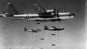 Un grupo de bombarderos estadounidenses arrojan bombas sobre Corea del Norte.Derechos de autor de la imagenKEYSTONE/GETTY
Image caption
Los bombarderos B-29 y B-52 se convirtieron en la pesadilla de la población civil norcoreana.