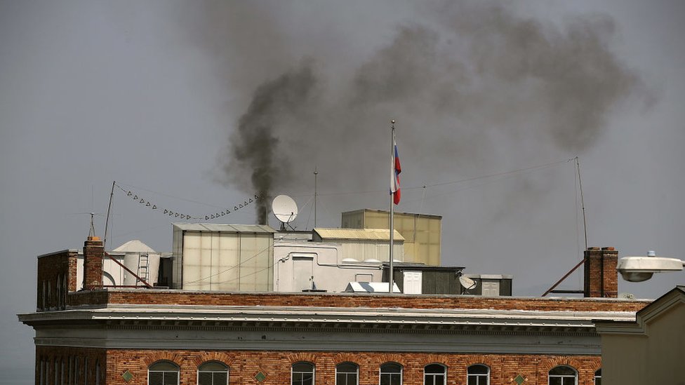 El misterioso humo que sale del consulado ruso en San Francisco un día antes de su cierre