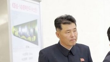 Kim Jong-un aparece inspeccionando lo que se describe como una ojiva nuclear.