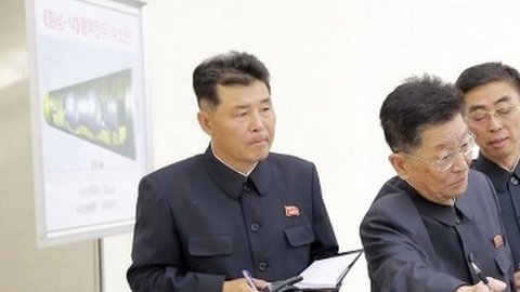 Kim Jong-un aparece inspeccionando lo que se describe como una ojiva nuclear.