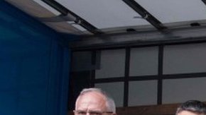 Los expertos descansan después de desactivar la bomba de 1,4 toneladas.