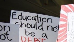 El asambleísta Miguel Santiago y el presidente del Senado Kevin De León, acompañados por los estudiantes del la preparatoria Eagle Rock.