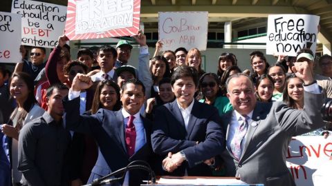 El asambleísta Miguel Santiago y el presidente del Senado Kevin De León, acompañados por los estudiantes del la preparatoria Eagle Rock.