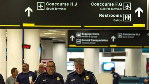 Policías caminan en las Instalaciones del Aeropuerto Internacional de Miami que se encuentra cerrado
