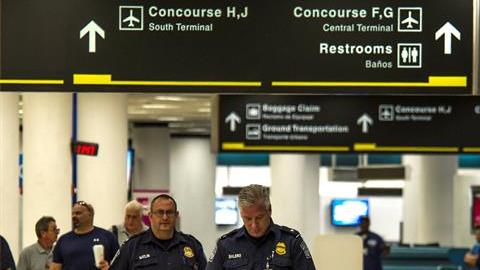 Policías caminan en las Instalaciones del Aeropuerto Internacional de Miami que se encuentra cerrado