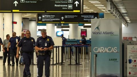 Policías caminan en las Instalaciones del Aeropuerto Internacional de Miami que se encuentra cerrado