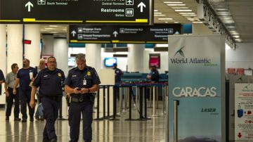 Policías caminan en las Instalaciones del Aeropuerto Internacional de Miami que se encuentra cerrado