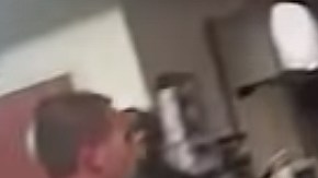 El policía sacó a la enfermera a la fuerza del hospital.