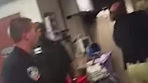 El policía sacó a la enfermera a la fuerza del hospital.